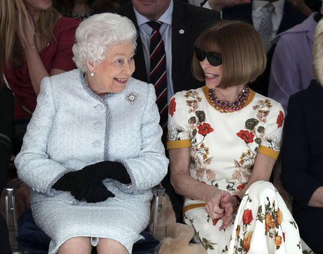 ISTORIJSKI MOMENAT: Britanska kraljica i “kraljica” mode, zajedno na reviji!