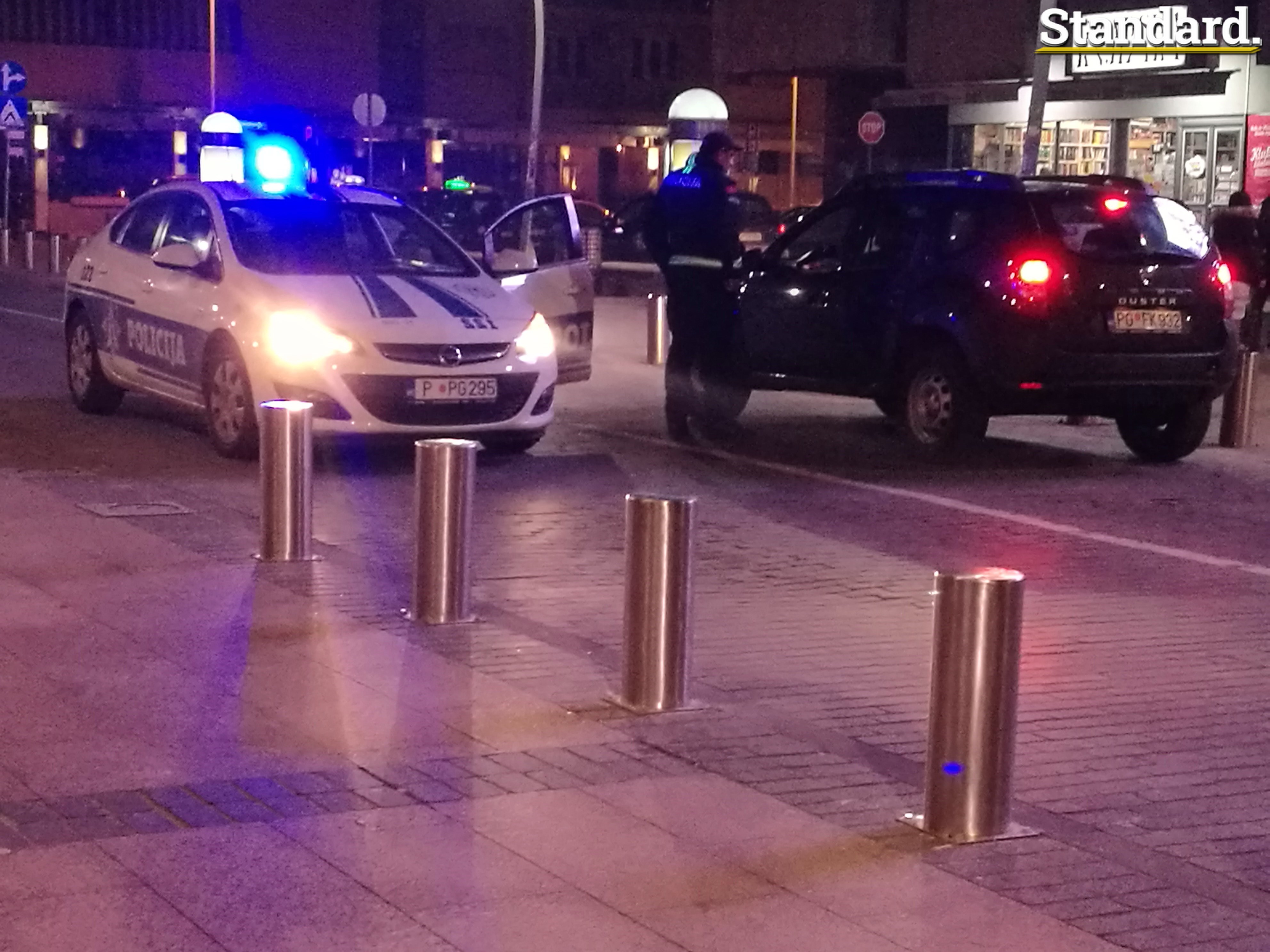 FOTO i VIDEO – Masovna tuča maloljetnika u centru Podgorice: Potukli se „centraši“ i „blokaši“