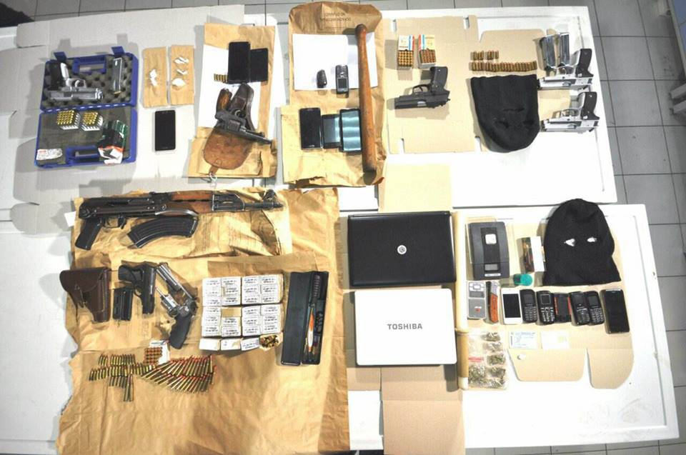 FOTO – Od Podgoričana oduzeta bomba, 500 metaka, pištolji, revolveri, puške, droga…