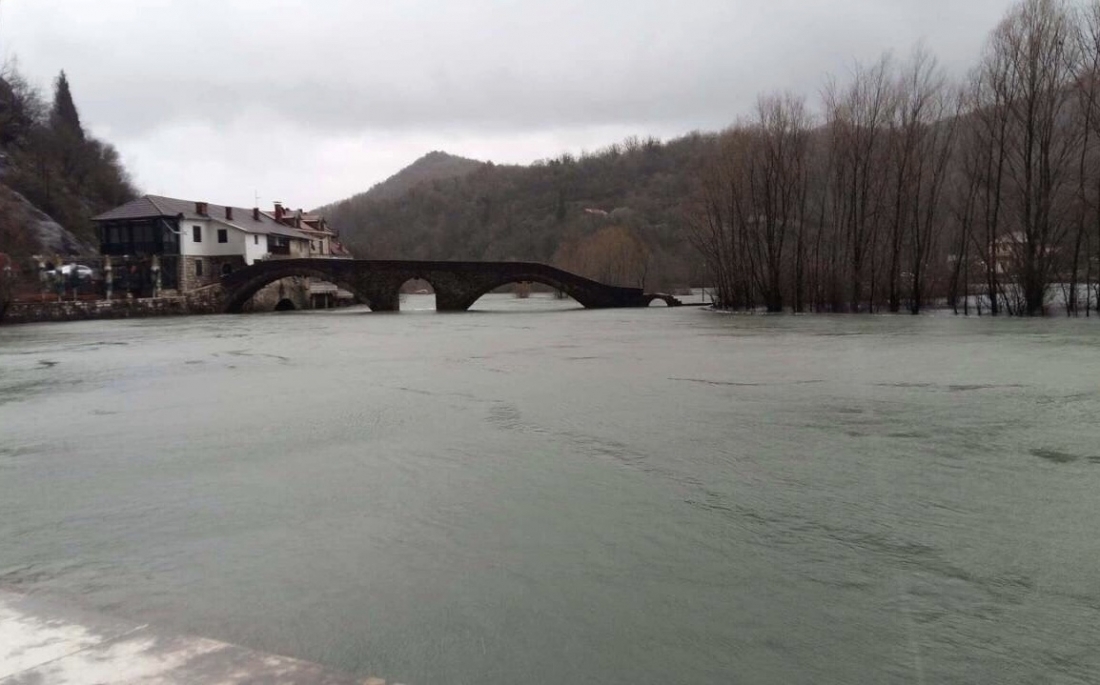 Riječka nahija: Raste vodostaj, više barki pod vodom
