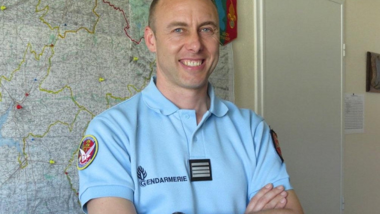Francuska slavi heroja, policajca koji je umro nakon što se predao otmičaru da bi spasio taoce