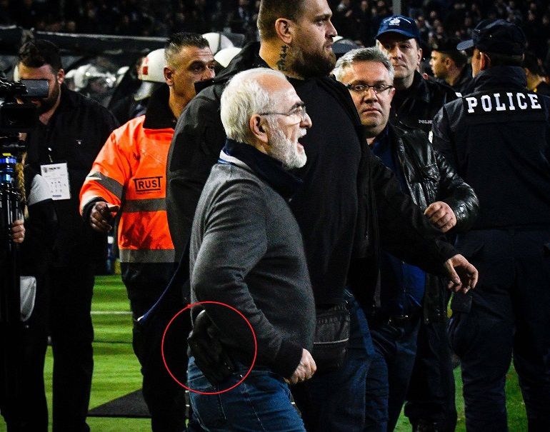 VIDEO: Gazda PAOK-a uletio sa pištoljem na teren!