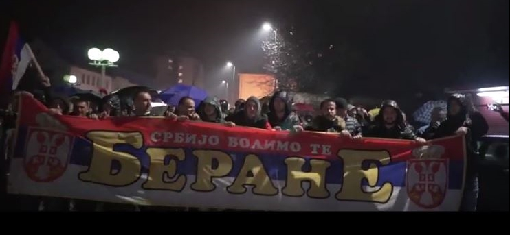 VIDEO – Koja je zemlja “otadžbina” Berancima koji slave kličući Srbiji usred crnogorskog grada?!