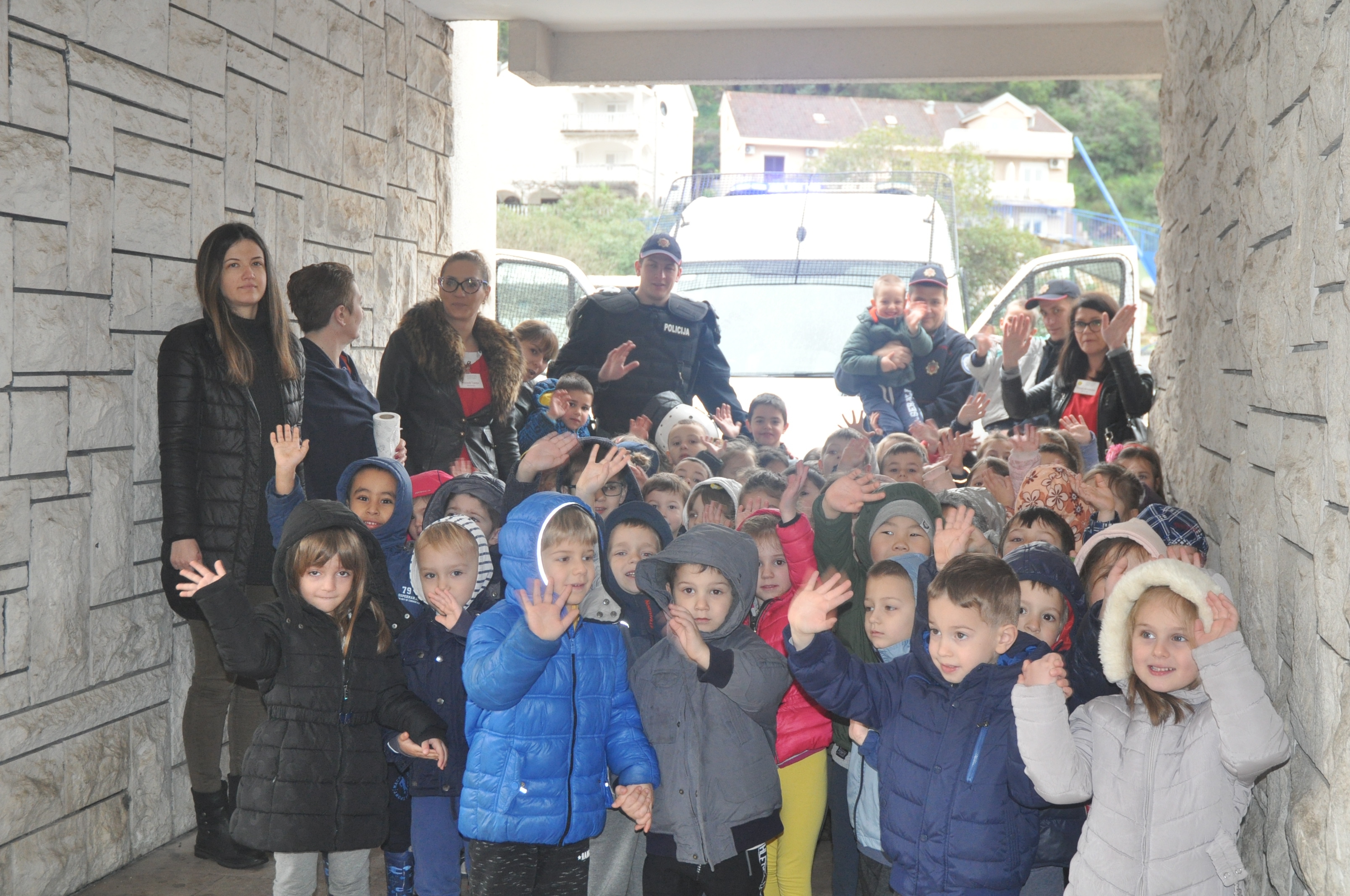 Herceg Novi: Djeca iz vrtića učila od policijskih službenika osnove bezbjednosti saobraćaja