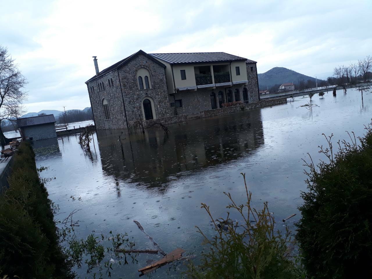 FOTO – Alarmantno u Zeti: Kuće pod vodom, poplavljena i crkva