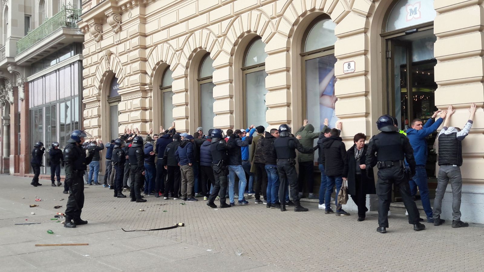 Privedeno 57 navijača Budućnosti zbog nereda u Zagrebu