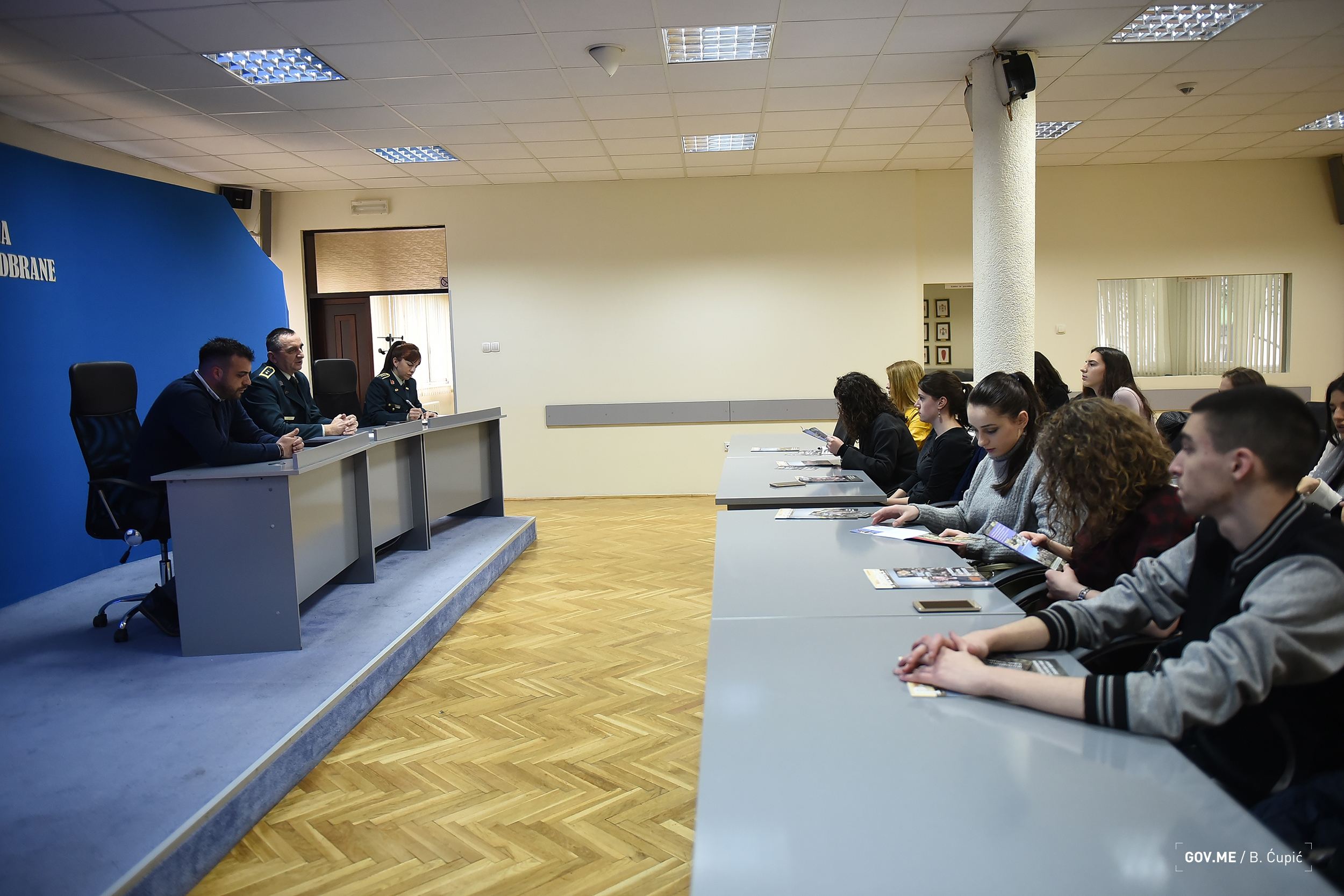 Srednjoškolaci iz više crnogorskih gradova posjetilo Ministarstvo odbrane