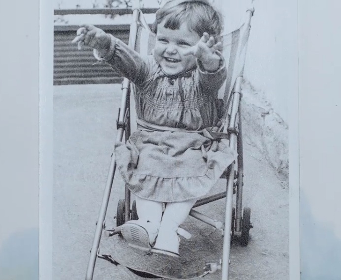 Na fotografiji ima dvije, a danas 40 godina: Znate li koja je ovo crnogorska političarka?