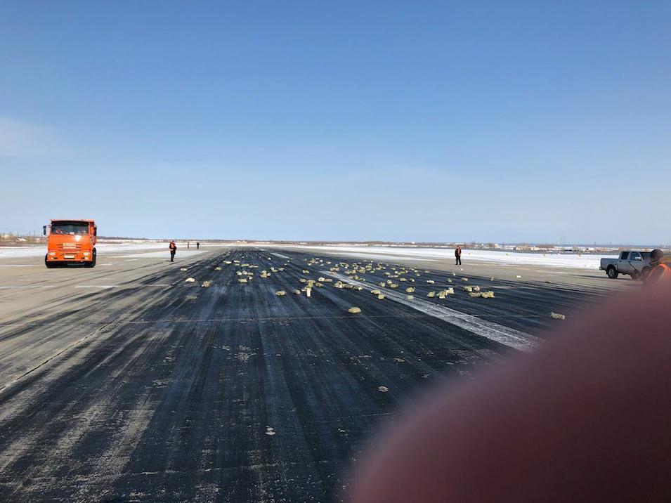 Vrata na ruskom avionu se slučajno otvorila, ispalo tri tone zlata!
