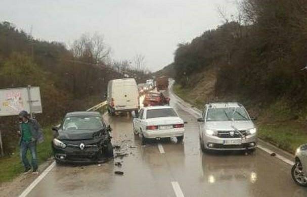 FOTO – Žestok sudar u Radanovićima: Nema povrijeđenih ali su tri auta skoro pa uništena