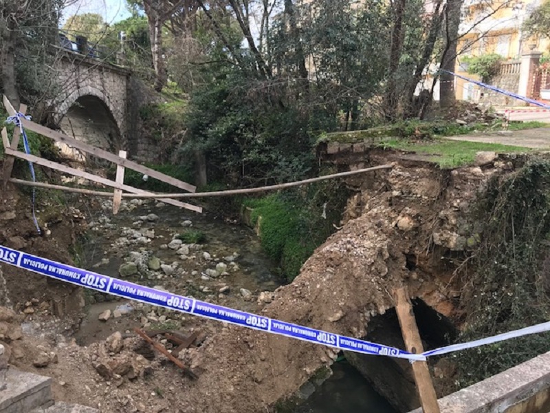 FOTO – Koja se istorijska priča krije iza Vladičinog mosta koji je danas pao?