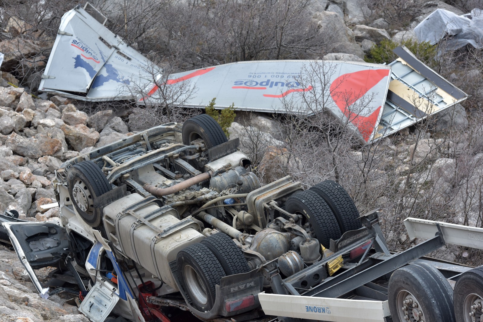 FOTO – Haos na jugu Hrvatske: Orkanska bura bacala kamione s puta
