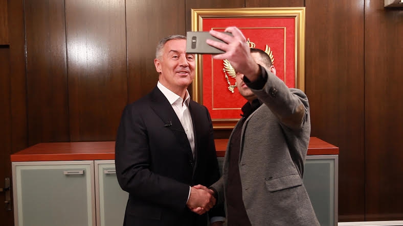 I Milo je na Fejsbuku! Snimio selfi s mladićem koji mu je posvetio stranicu prije pet godina i sad je preuzeo!