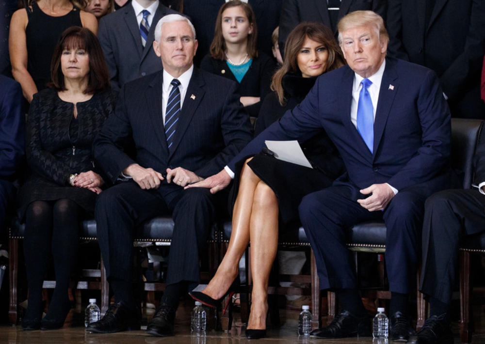 BIZARNA SLIKA O KOJOJ BRUJI SVIJET: Donald Tramp dodiruje Pensa a ne Melaniju!