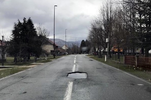 Brojne rupe na putu ka Vidrovanu opasnost za vozače
