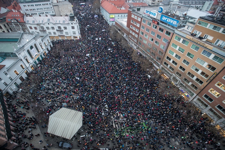 FOTO – Najmasovniji protesti od Plišane revolucije: Hiljade Slovaka traži novu istragu ubistva novinara i njegove vjerenice