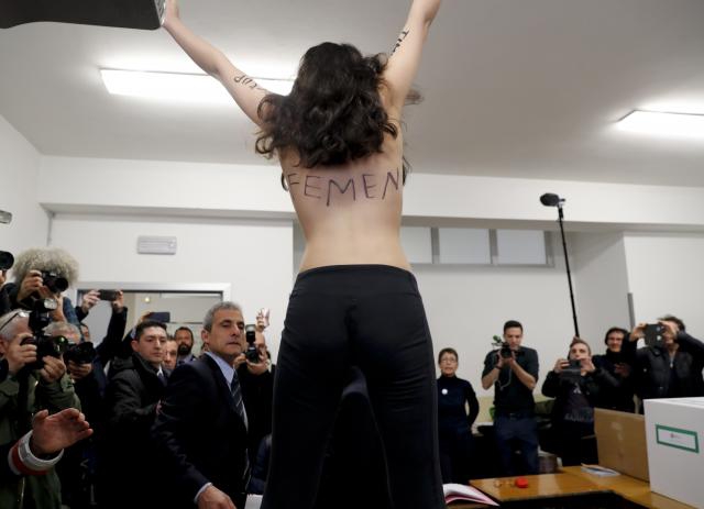 FOTO i VIDEO – Gola skočila ispred Berluskonija dok je glasao: “Istekao ti je rok”