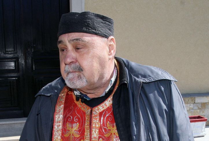 Novinar je našao popa koji mrtav pijan leži kraj pokojnika i sunča nogu! “Jesam, popio sam jedno pivo”