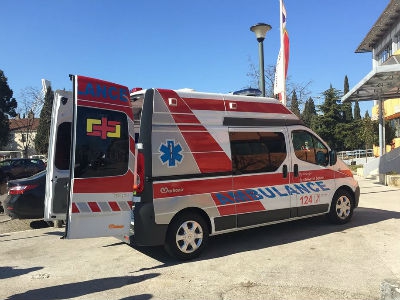 Istraga u KCCG: Ženu sa oboljenjem pluća prevozili bez kiseonika