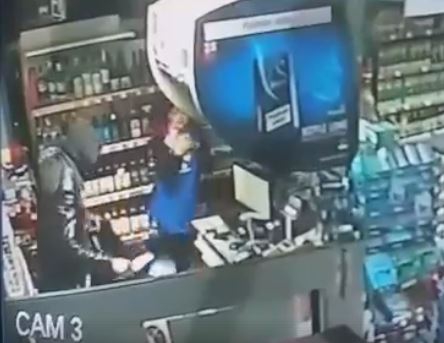 VIDEO: Maskirani muškarac uz prijetnju nožem opljačkao prodavnicu