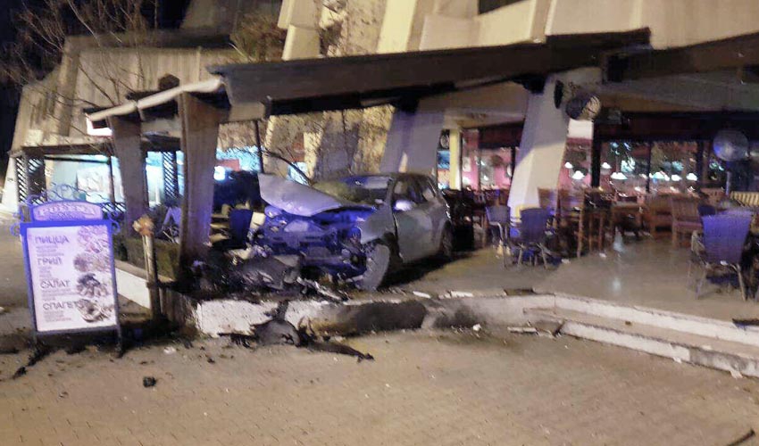 Golfom uletio u baštu kafića u Baru