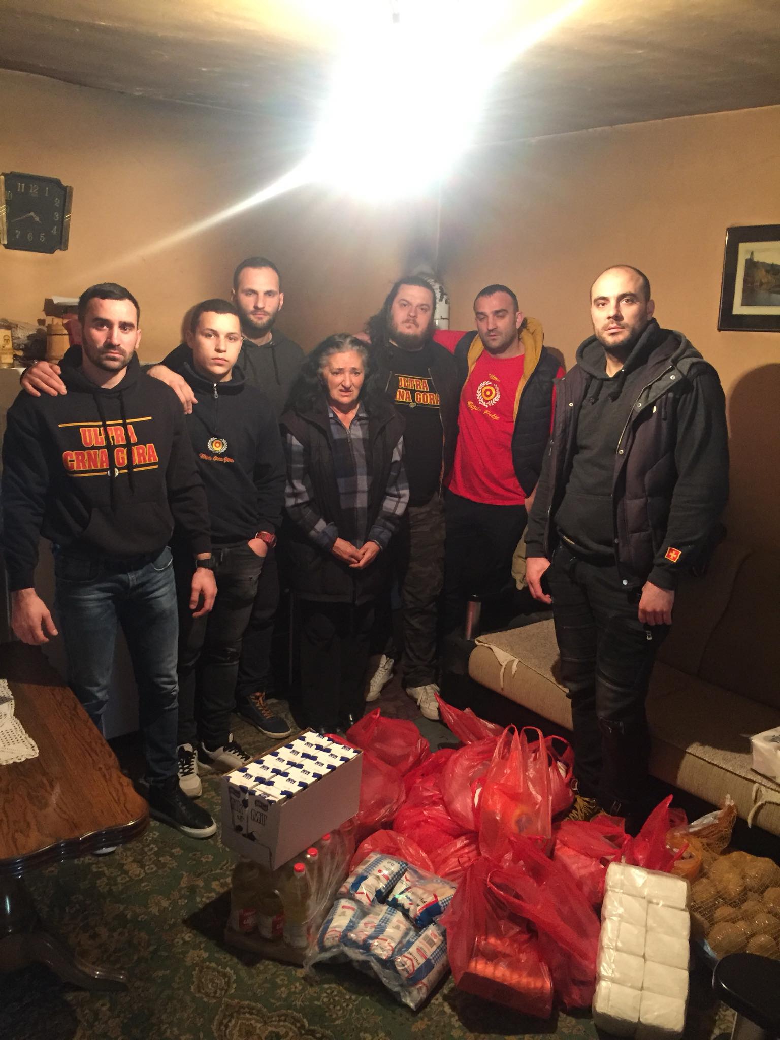 Kad navijači održe lekciju: Umjesto na kafu, novac potrošili da kupe hranu Milijani Grbović