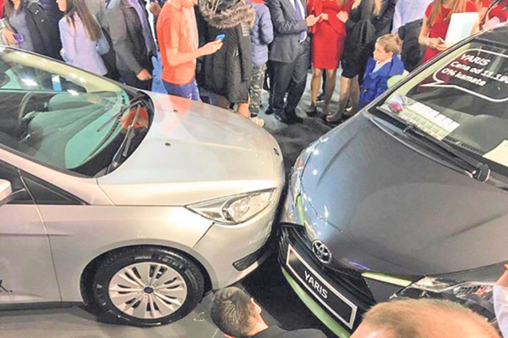 Beogradska hostesa na sajmu sjela u auto pa slupala limuzinu: Scena koja je šokirala posjetioce!