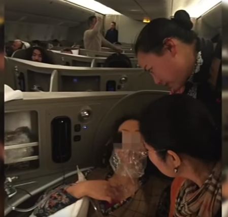 VIDEO – Dramatično slijetanje! Putnici pozlilo, u avionu nastao haos, da bi je spasio pilot hitno ispustio 30 tona goriva!