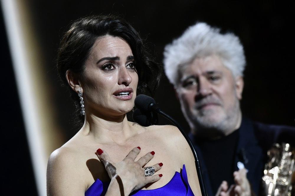 Uručen joj “Cezar” za životno djelo: Penelope Kruz nije mogla sakriti suze