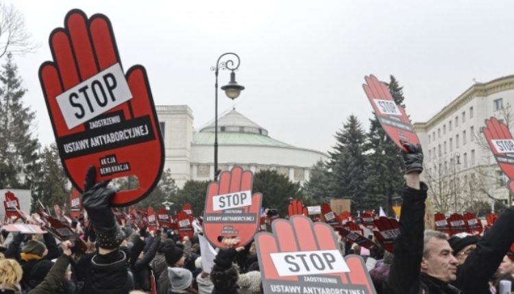 Hiljade Poljakinja na ulicama u Crnom protestu protiv daljih zabrana abortusa