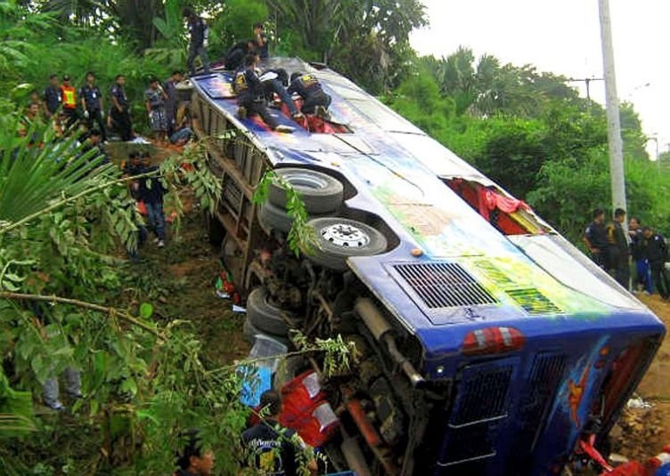 Tajland: Autobus udario u drvo, 18 poginulih