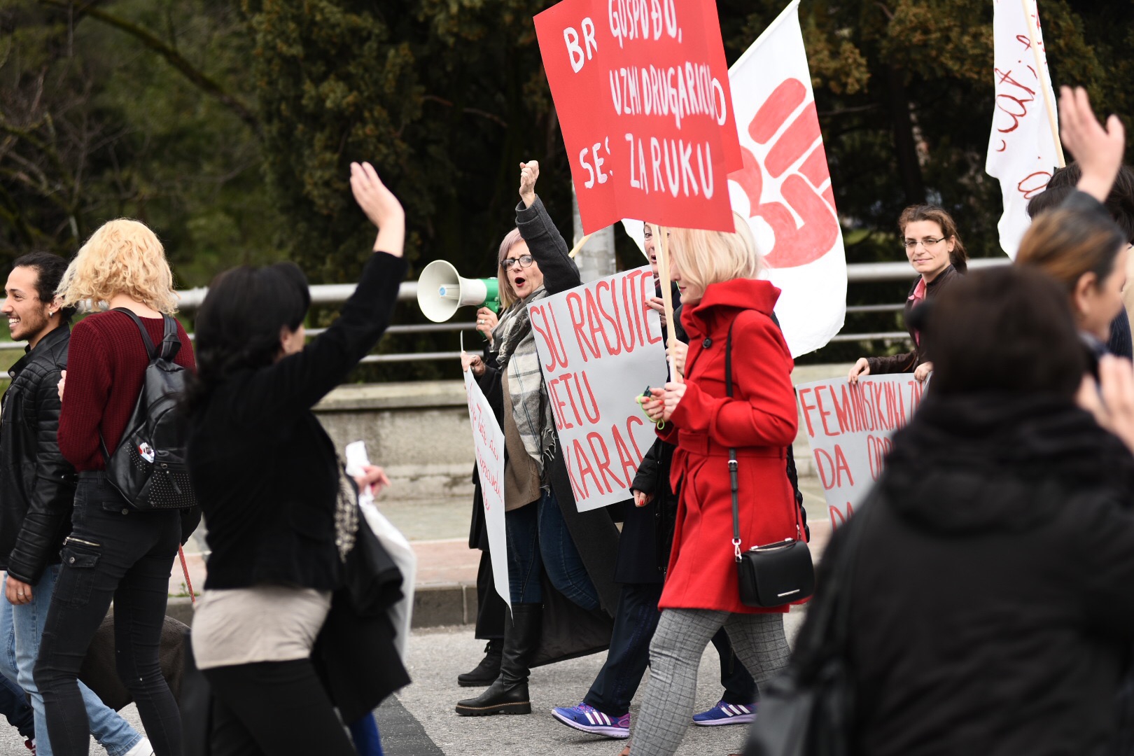 FOTO – “Žene rasute među muškarcima”: Ovako izgleda kad se u Podgorici sretnu dvije odvojene ženske protestne povorke! Da li su se pozdravile?