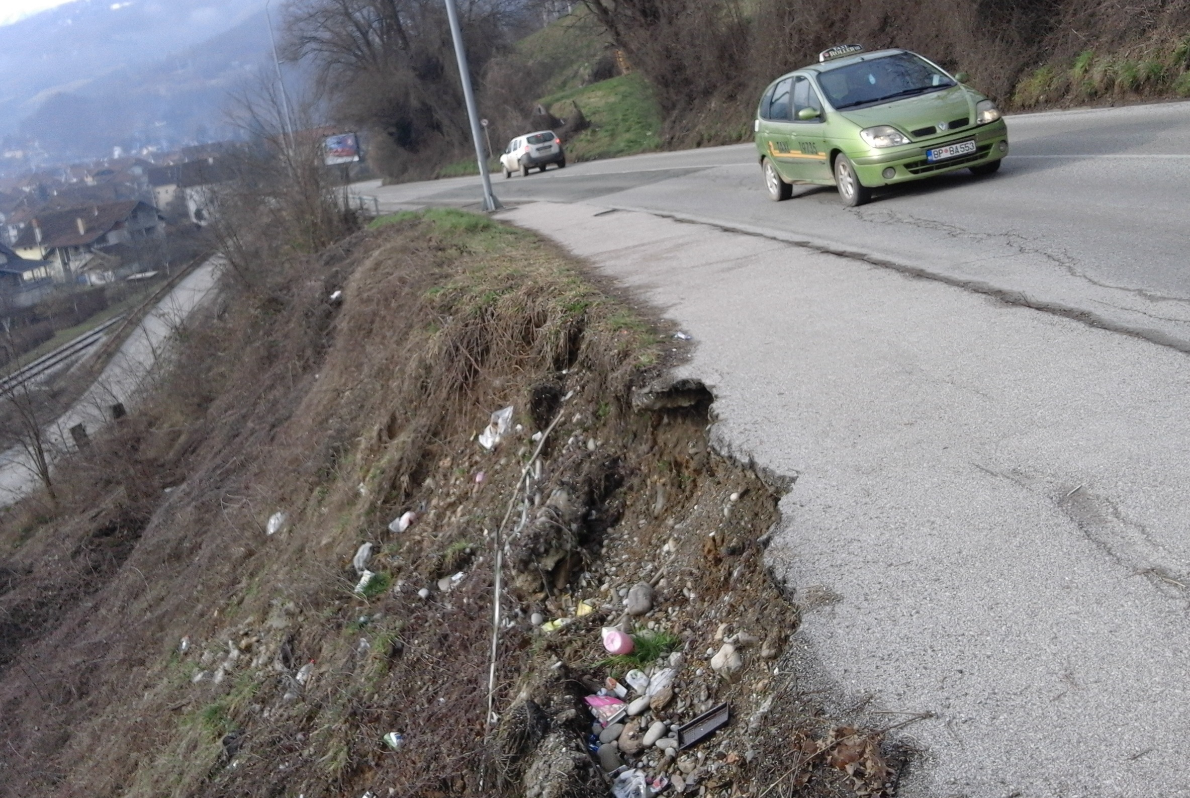 Bijelo Polje: Proradilo klizište, potkopana pješačka staza i magistralni put