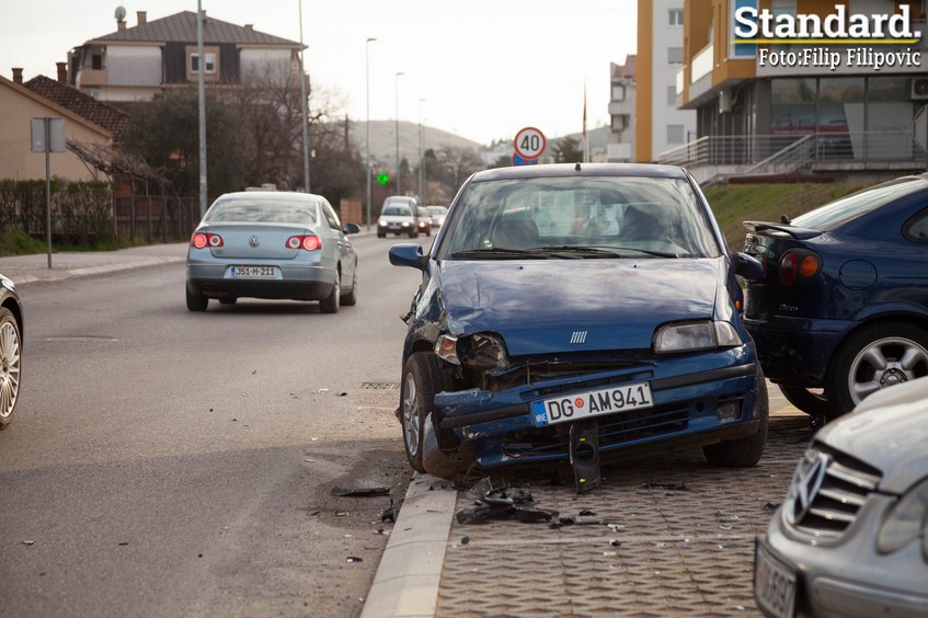 FOTO – Rikvercom izlazio s parkinga i napravio “karambol”: Lančani udes kod Streljačkog