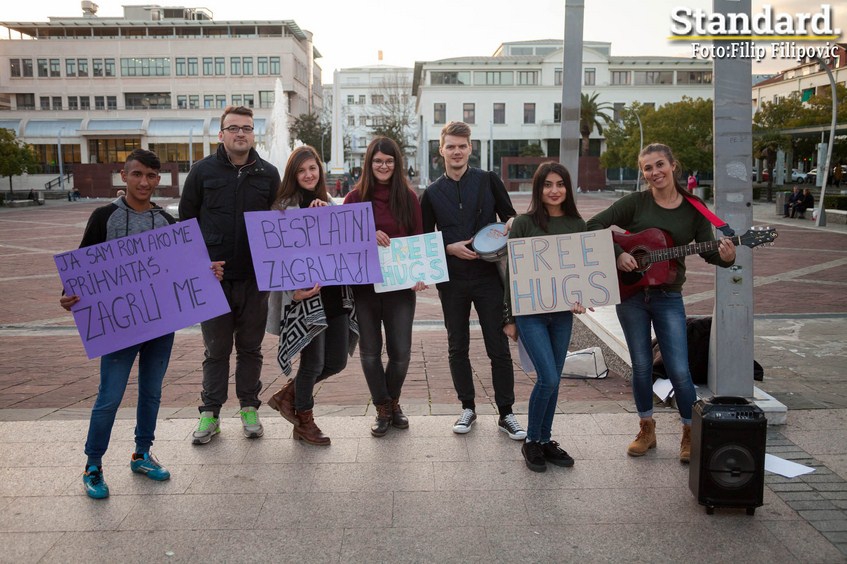 FOTO: Stranci dijelili besplatne zagrljaje na Trgu nezavisnosti