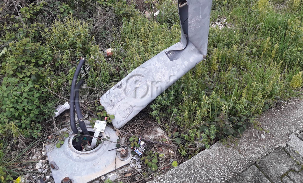 Bar: Stub od rasvjete drže samo kablovi