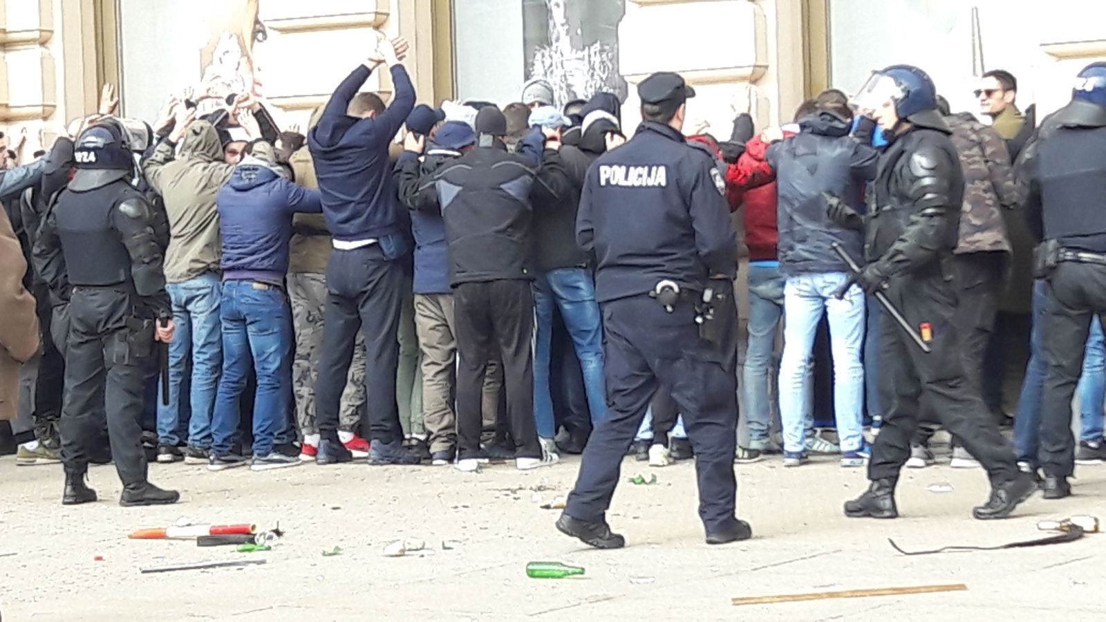 VIDEO i FOTO – Bestidno ponašanje “Varvara” u Zagrebu: Klicali “Ovo je Srbija” i “Ubij ustaše”, uhapšeno 30 ljudi