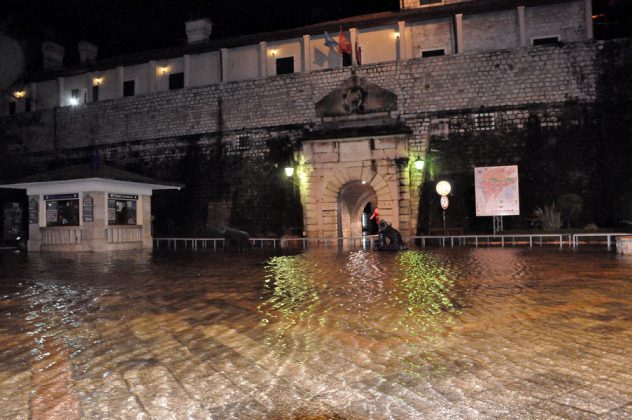 FOTO i VIDEO: Kotor i Budva pod vodom, rijeka Bojana raste