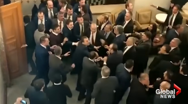 VIDEO – Masovna tuča u skupštini zbog izbornog zakona