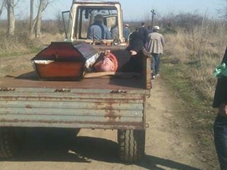 Pijanog popa vozili pored mrtvačkog sanduka: Non-stop je u kafani, ni popadija ne želi da ga vidi