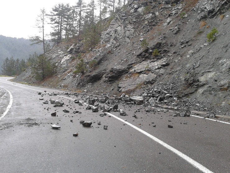 Vozite oprezno zbog poledice i odrona na sjeveru