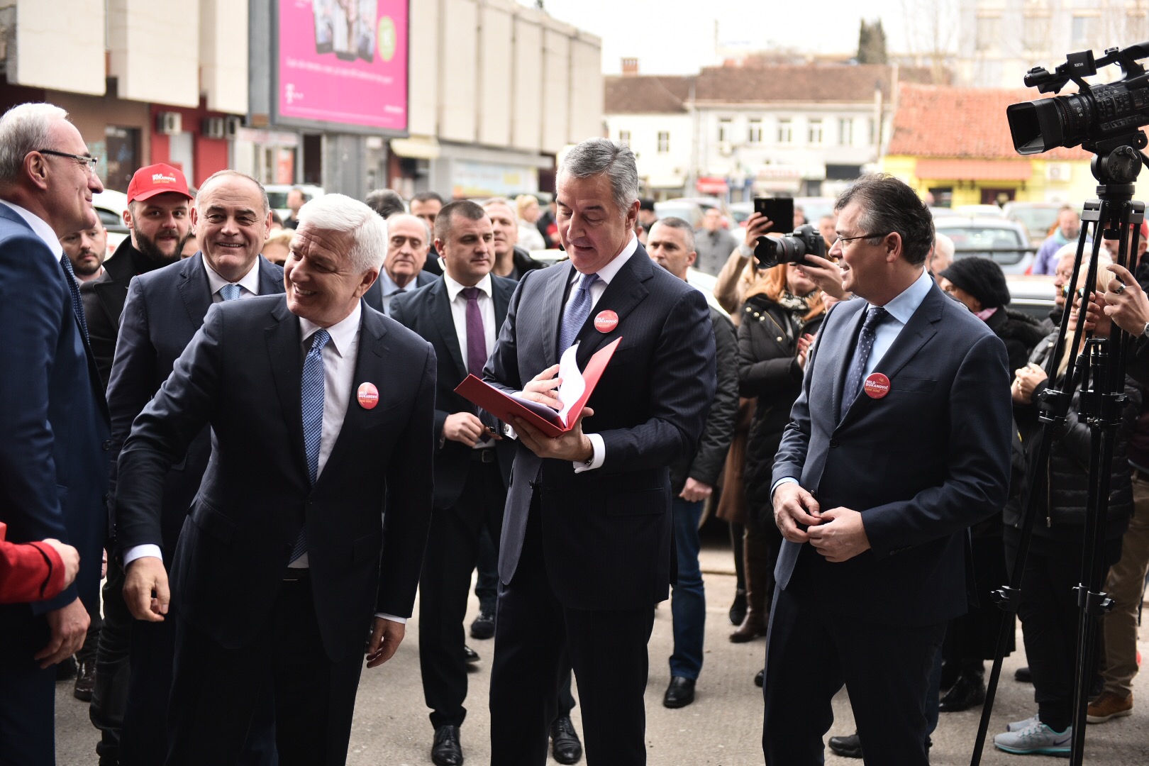 Đukanović predao potpise: “Moju kandidaturu za četiri dana je podržalo 60.528 građana”