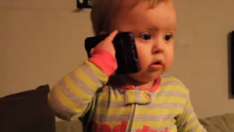 VIDEO: Beba se javila na telefon, a njen razgovor će vas nasmijati do suza