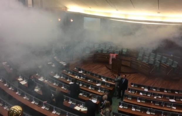 VIDEO: Po četvrti put suzavac prekinuo sjednicu o demarkaciji