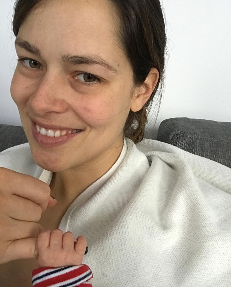 SVAKA ČAST: Ana Ivanović kao svaka mama, malo podočnjaka i bez šminke, i HVALA joj na tome…