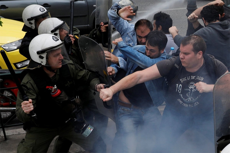 FOTO i VIDEO – Sukobi na ulicama Atine: Grci brane Siriju, ruše Trumanovu statuu