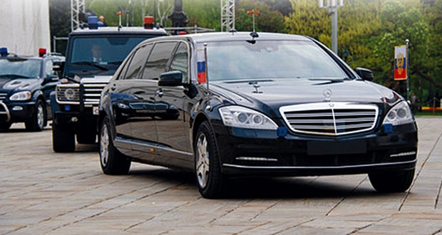 VIDEO: Putin prodaje svoj blindirani Mercedes