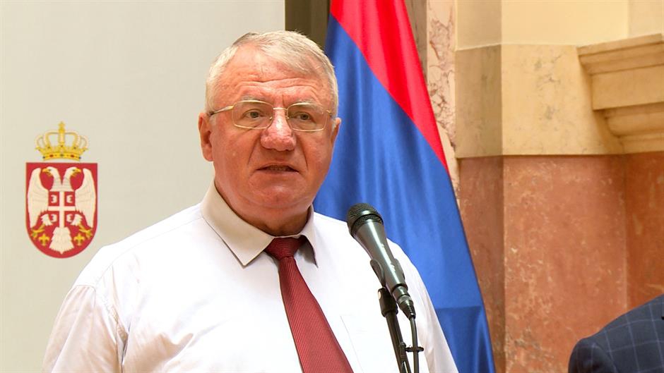 Šešelj nastavio sa prijetnjama: I svaki sljedeći put, gaziću hrvatsku zastavu, a ako mi oduzmu mandat vidjećete šta ću da radim