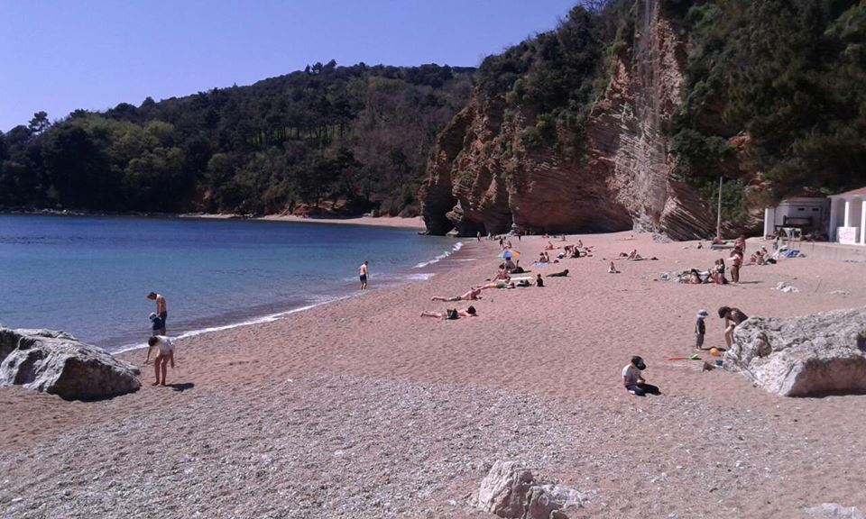 FOTO: Dosta je bilo studeni, Budvani i njeni gosti se već kupaju
