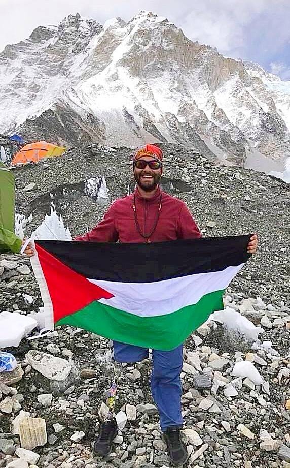 Mladić koji je preživio rak kao dječak i ostao bez noge, danas osvojio Mont Everest!